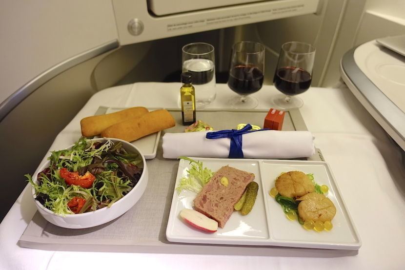 Chuẩn bị bữa ăn khi bay vé máy bay giá rẻ đường dài
