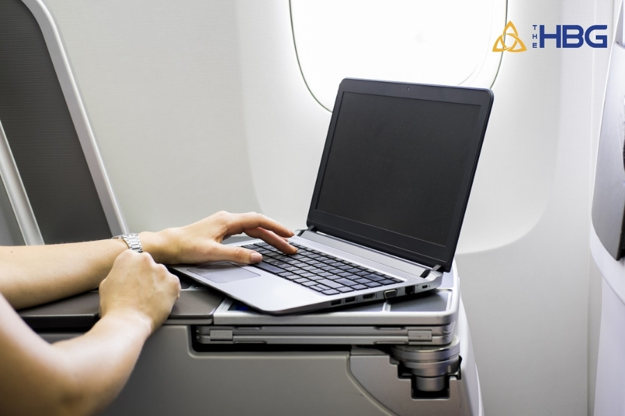 Có được mang laptop lên máy bay không? Quy định và lưu ý
