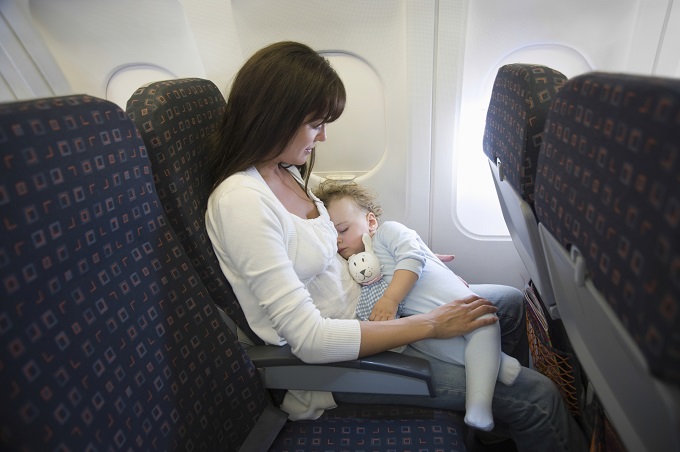 Những điều quan trọng cần làm trước chuyến bay cùng bé