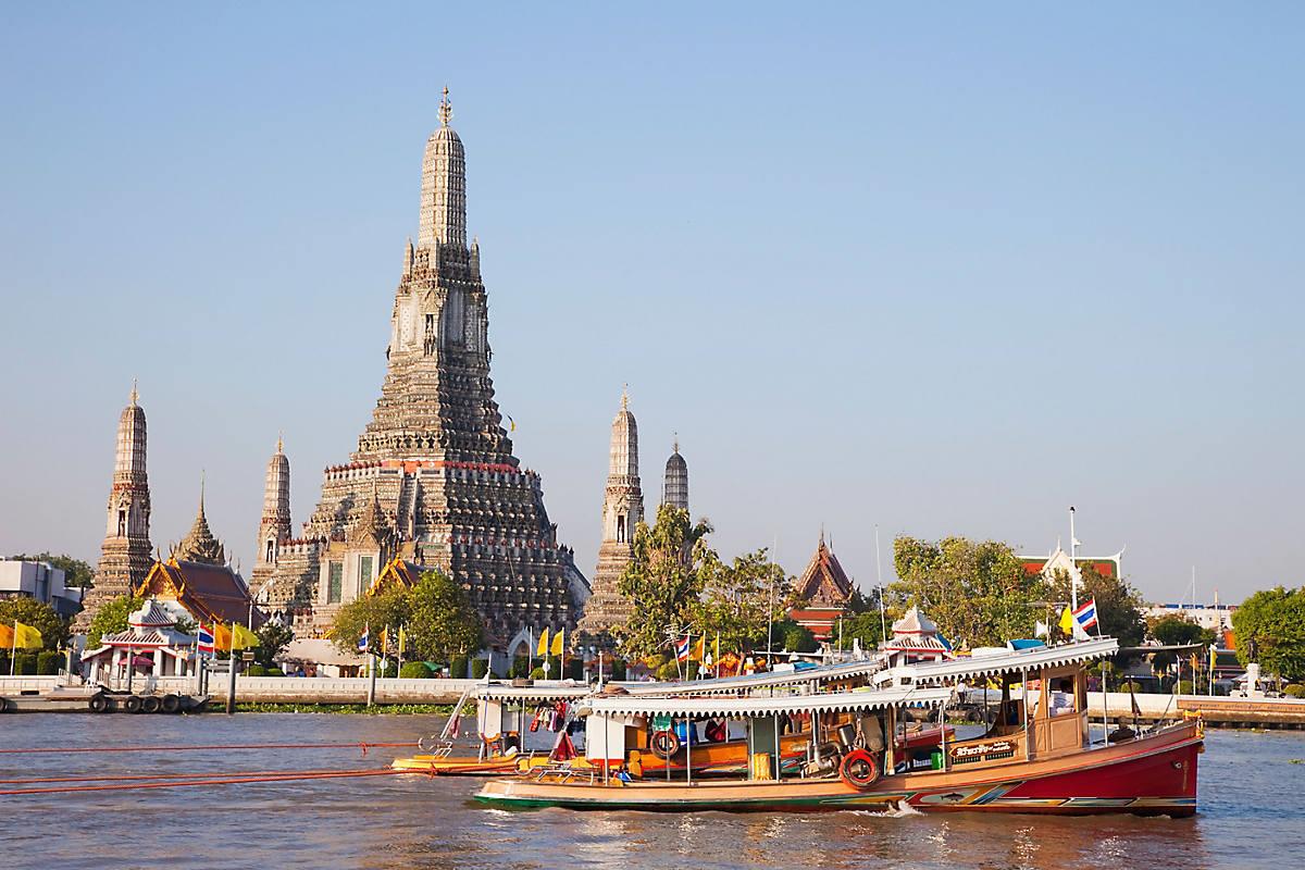 Đi thuyền tham quan trên sông Chao Phraya là một trong những trải nghiệm nhất định không thể bỏ lỡ khi đi du lịch Bangkok