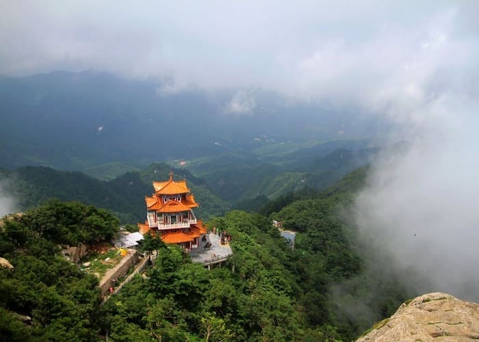 Núi Bạch Vân đứng từ trên cao, du khách sẽ được chiêm ngưỡng trọn vẹn cảnh sắc mây trời Quảng Châu với những cây cổ thụ hàng ngàn năm tuổi cùng vô vàn những con suối lớn nhỏ khác nhau. 