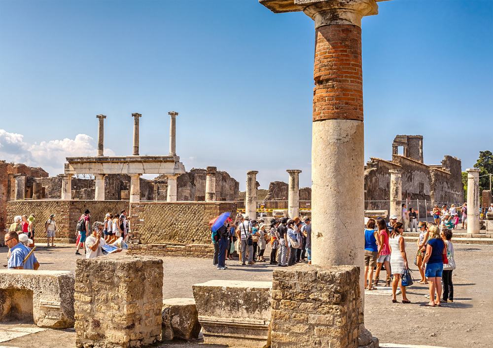 Pompeii là di tích lịch sử nổi tiếng lưu giữ quá khứ vàng son thời La Mã dưới lớp tro núi lửa