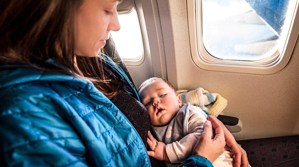 Vietnam Airlines chấp nhận vận chuyển trẻ sơ sinh có sức khoẻ tốt nếu đi cùng cha/ mẹ/ người giám hộ/ người được uỷ quyền