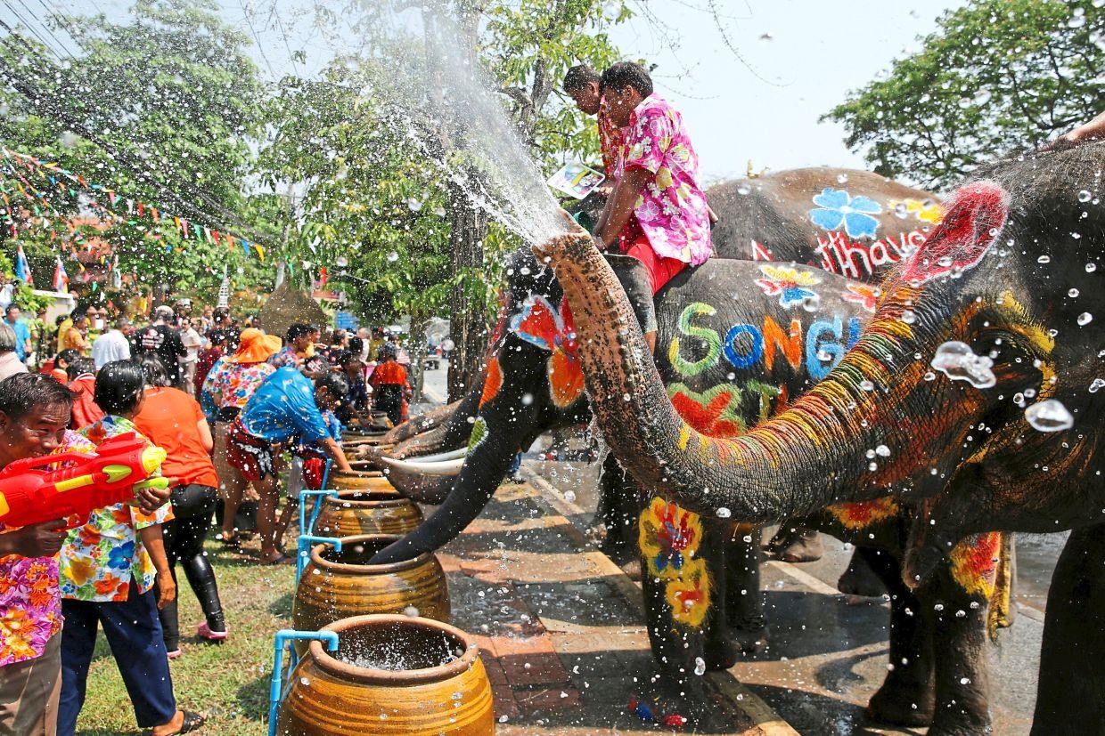 Lễ hội té nước Songkran được người Thái Lan tổ chức với quy mô trên khắp cả nước với vô vàn các hoạt động thú vị