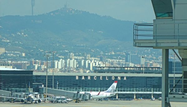 Sân bay Barcelona nằm cách trung tâm thành phố Barcelona khoảng 12km