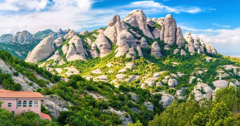 Núi Montserrat là một dãy núi có địa hình hiểm trở, sườn núi nhấp nhô