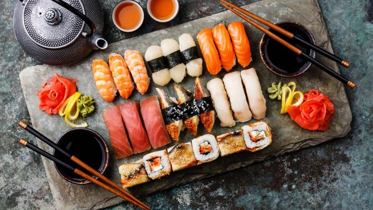 Nhắc tới ẩm thực của đất nước mặt trời mọc thì không thể không nhắc tới món Sushi. 
