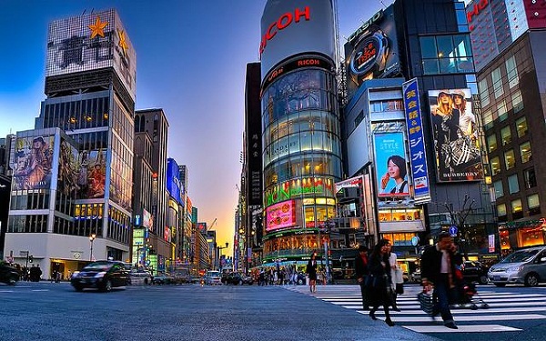 Ginza là một tổ hợp khu trung tâm thương mại nổi tiếng tại Nhật.
