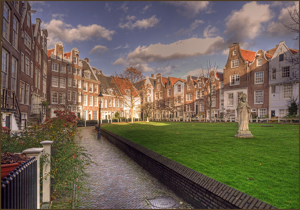 Khu vườn Begijnhof xanh mướt yên bình là địa điểm bạn nên ghé thăm khi du lịch Amsterdam