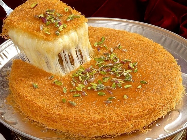 Bánh Knafeh có nguồn gốc bắt đầu từ Palestine, món ăn này đã trở thành một trong những món tráng miệng truyền thống được nhiều người ưa chuộng tại Trung Đông.