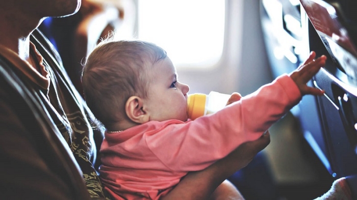 Đối với trẻ em dưới 2 tuổi khi đi máy bay sẽ được miễn phí và không phải mua vé máy bay. 