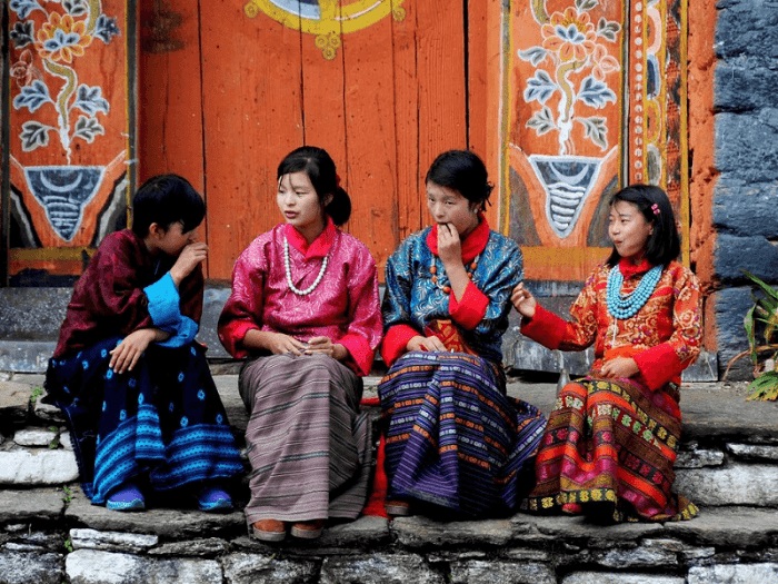 Du khách cần ăn mặc lịch sự để thể hiện sự tôn trọng với văn hoá Bhutan