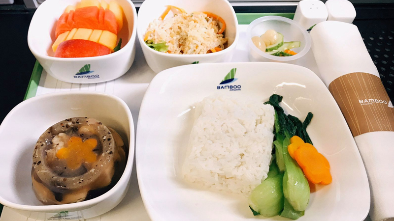 Suất ăn hạng phổ thông Bamboo Airways gồm nhiều món ăn thuần Việt