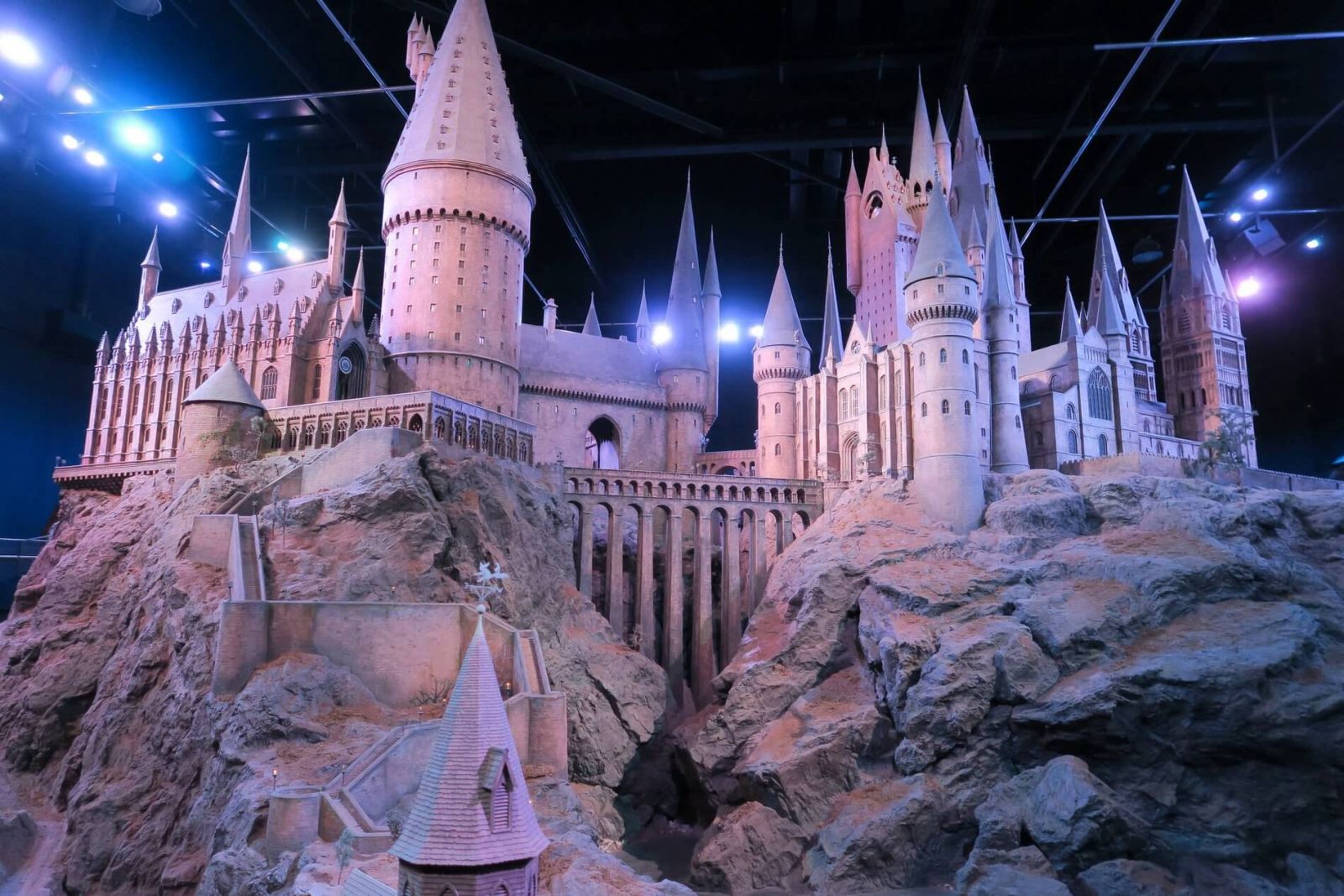 Khung cảnh huyền bí của thế giới Harry Potter gây ấn tượng mạnh mẽ với du khách