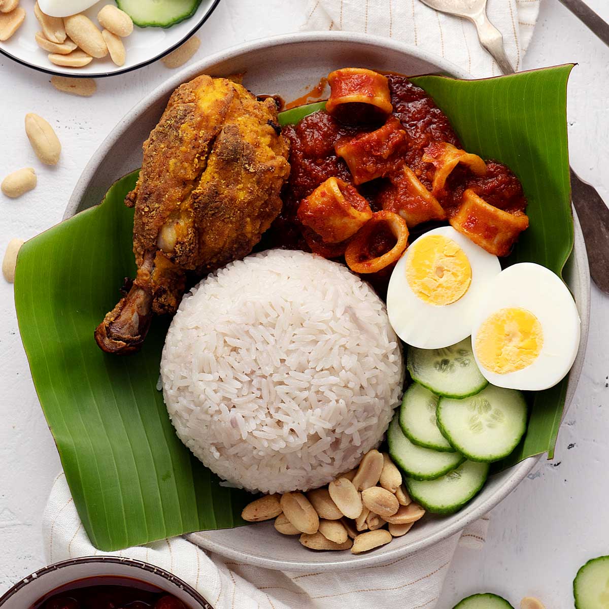 Dường như khi đã đặt chân tới Malaysia thì không một ai quên thưởng thức món Nasi Lemak này. 