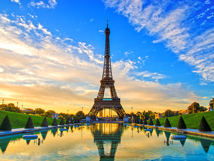 Tháp Eiffel là địa danh bạn không thể bỏ qua khi ghé thăm du lịch Pháp