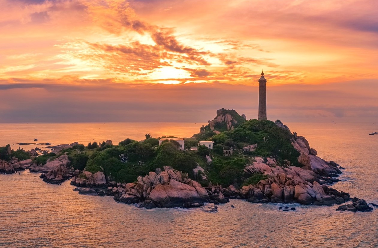 Đến với hải đăng Kê Gà, du khách sẽ được phóng tầm mắt ngắm trọn vùng biển bao la xinh đẹp