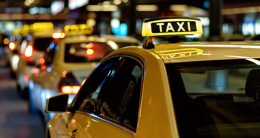 Sử dụng taxi khi di chuyển tại khu du lịch