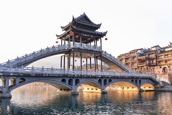 Cầu Hồng Kiều là cây cầu cổ với tuổi đời hơn 300 năm. Vật liệu xây dựng tạo nên cây cầu chủ yếu là gỗ và đá.