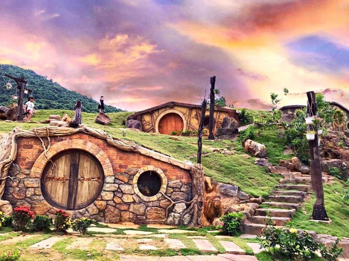 Khu du lịch Bạch Mã Village bê nguyên bối cảnh làng Hobbit trong phim