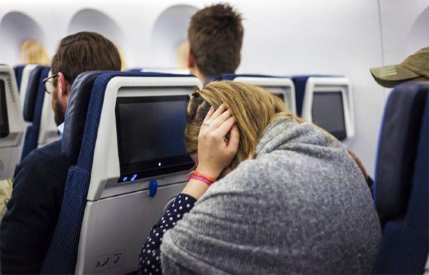 Cảm giác ù tai khi đi máy bay là hiện tượng xảy ra khi áp suất bên trong và bên ngoài tai chênh lệch nhau
