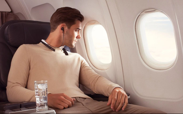 Nghe nhạc thư giãn giúp bạn giảm cảm giác ù tai khi đi máy bay một cách hiệu quả