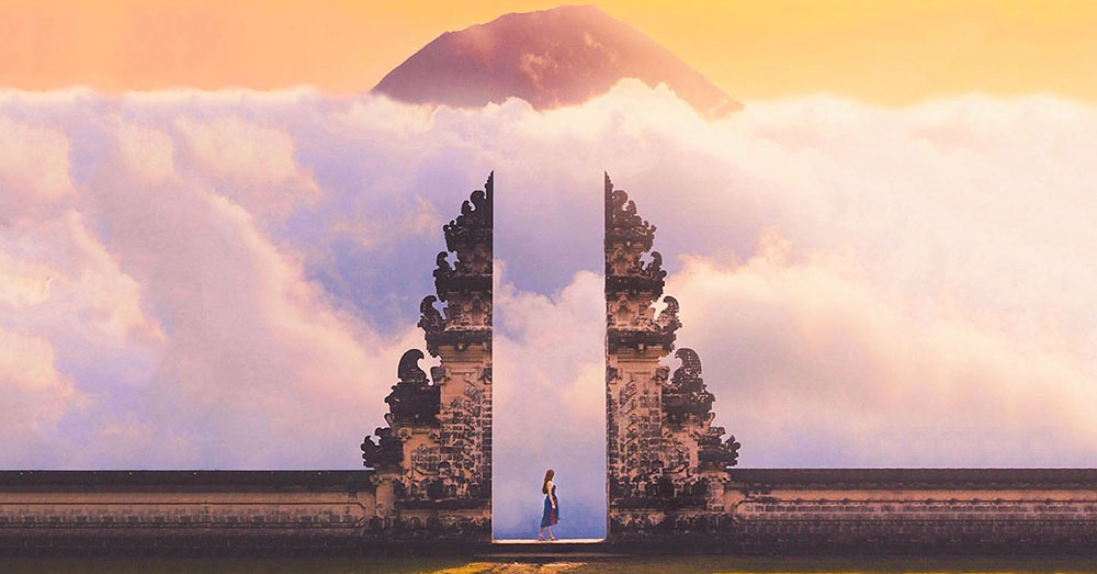 Cổng trời Bali thuộc đền thiêng Pura Lempuyang Luhur nằm tại đỉnh núi Lempuyang ở phía Đông Bali, cách trung tâm Ubud khoảng 90km.