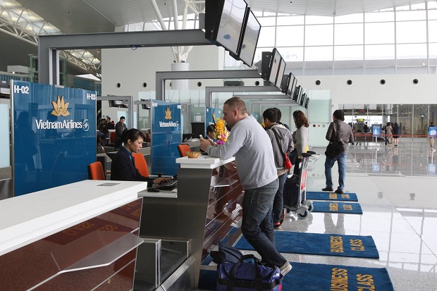 Khi di chuyển tới sân bay, du khách cần tìm tới các quầy của hãng hàng không bạn đặt vé máy bay giá rẻ để làm thủ tục check-in.