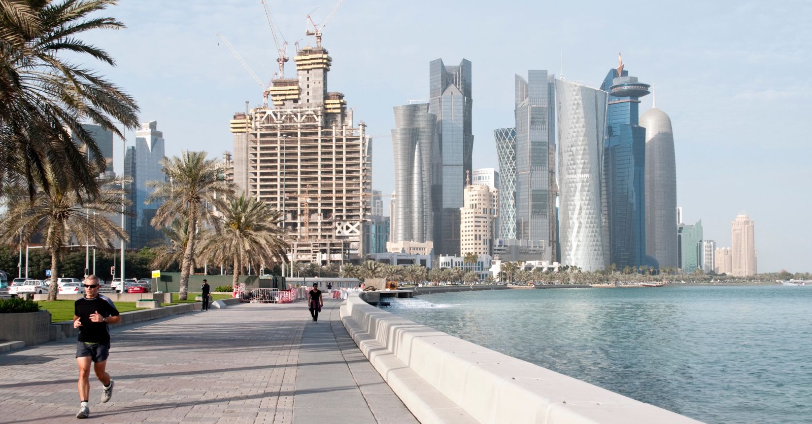 Thủ đô Doha nằm tại bờ vịnh Ả Rập. Đây là một trong những thành phố giàu có bậc nhất và an toàn nhất trên thế giới hiện tại. 