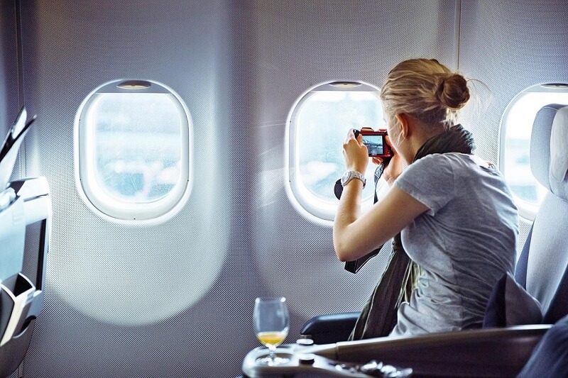 Máy ảnh là vật dụng mà hành khách được mang lên máy bay trong hành lý xách tay của mình
