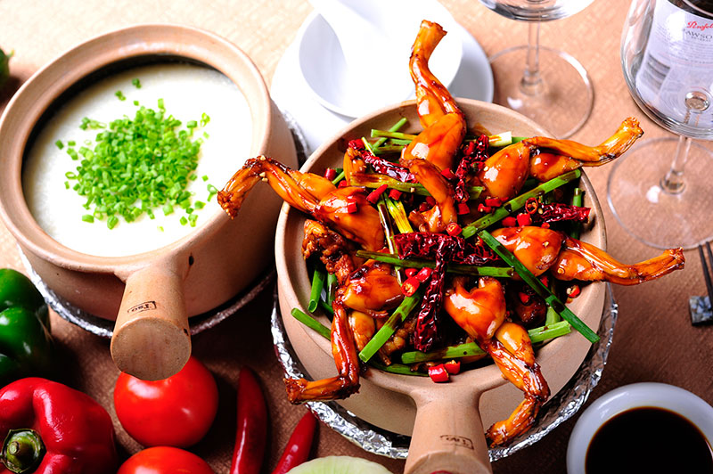 Cháo ếch được bình chọn là niềm tự hào của văn hoá ẩm thực phong phú tại Singapore. 