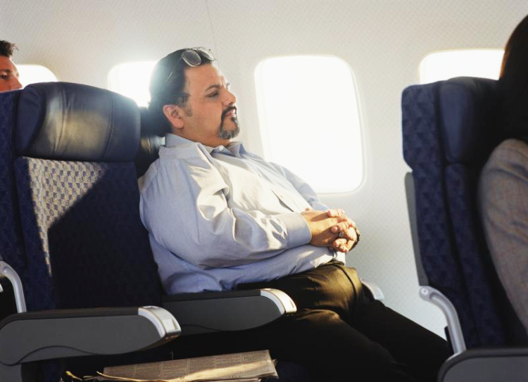 Nếu cân nặng của bạn quá khổ thì hành khách nên lựa chọn vị trí chỗ ngồi ở khu vực để chân rộng, đó chính là hàng ghế ở vị trí thoát hiểm. 