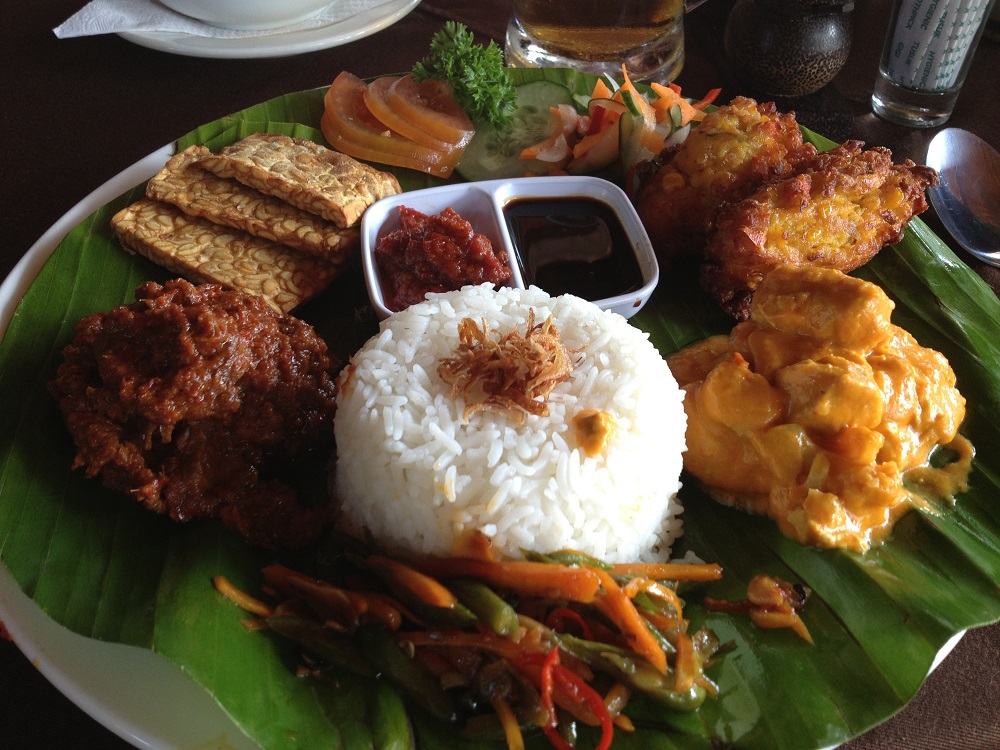 Cơm trộn Nasi là món ăn được mệnh danh là ngon nhất tại Bali mà du khách nhất định phải ăn thử.