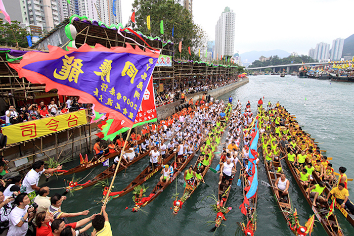 Lễ hội Thuyền Rồng thông thường sẽ được tổ chức cùng với ngày Tết Đoan Ngọ (5/5  m lịch hàng năm) ở bãi biển Stanley.