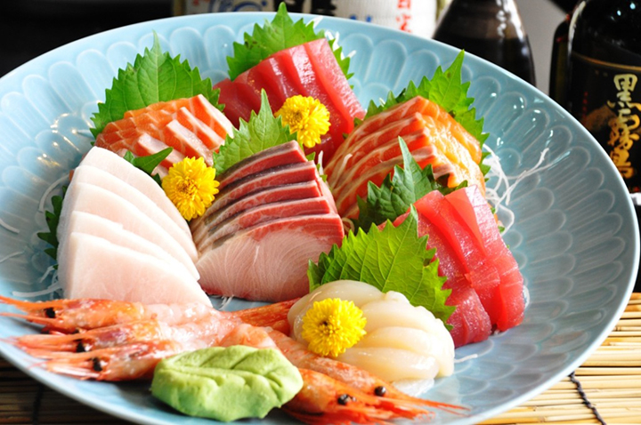 Với sản lượng hải sản vô cùng dồi dào và tươi ngon, sashimi chính là một trong những món ăn truyền thống tại vùng đảo Jeju - Hàn Quốc này.