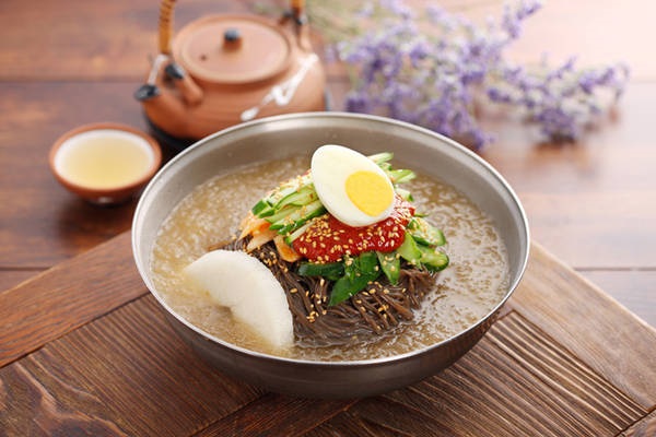 Mì sợi là một trong những món ăn phổ biến và rất dễ tìm thấy ở hầu hết tất cả các nhà hàng tại Hàn Quốc. 