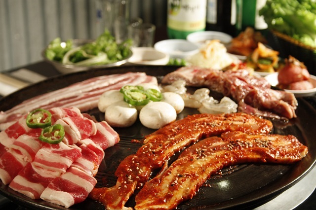 Đúng với tên gọi của nó, thịt heo tại Jeju có màu đen, gần giống với heo rừng Việt Nam.