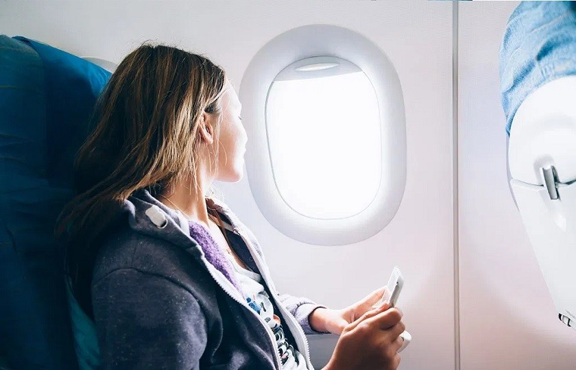 Ngồi cạnh cửa sổ có thể giúp bạn giảm cảm giác nôn nao khi đi máy bay