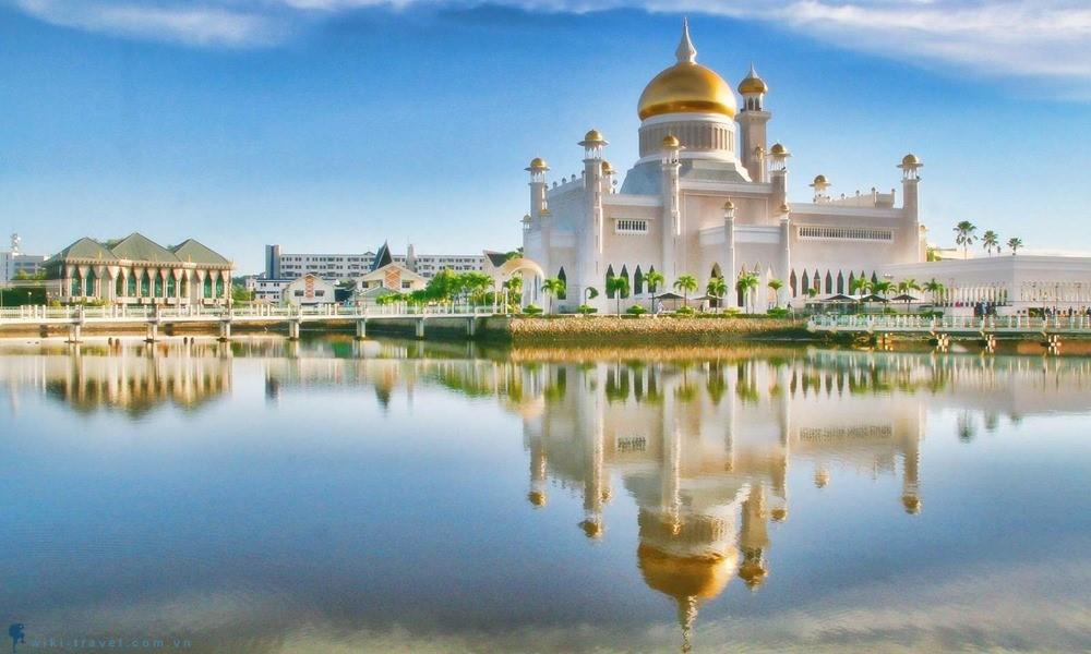Brunei là Quốc gia Brunei Darussalam - một quốc gia nằm ở bờ biển phía bắc của đảo Borneo tại Đông Nam Á
