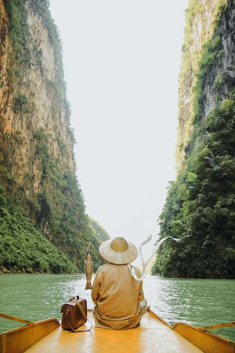 Đi thuyền trên sông Nho Quế ngắm nhìn cảnh vật thiên nhiên