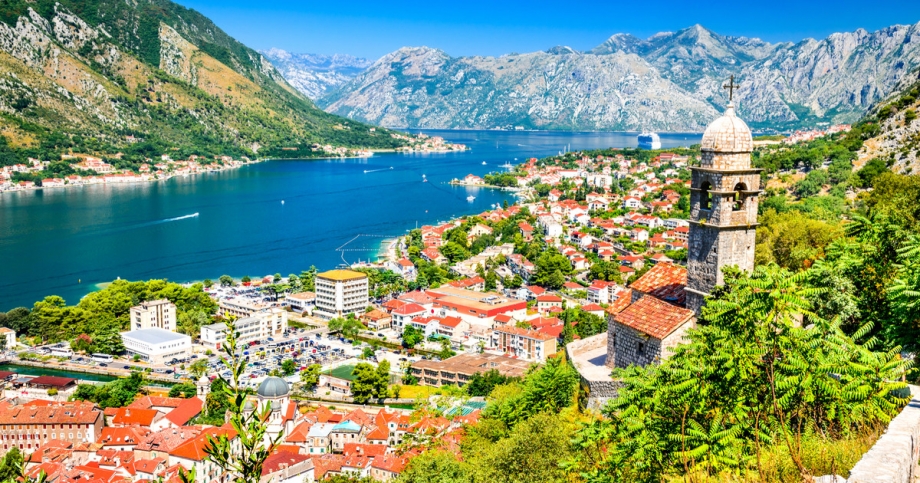 Đất nước Montenegro nằm ở miền đông nam châu Âu, phía Tây Nam giáp với biển Adriatic