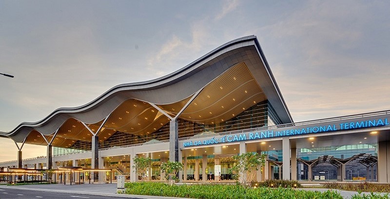 Sân bay Cam Ranh nằm ở đường Nguyễn Tất Thành, thuộc bán đảo Cam Ranh, tỉnh Khánh Hòa