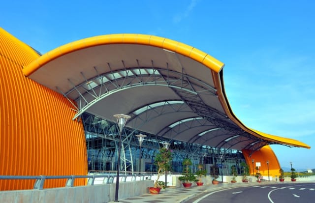 Sân bay Liên Khương toạ lạc tại địa phận huyện Đức Trọng, tỉnh Lâm Đồng