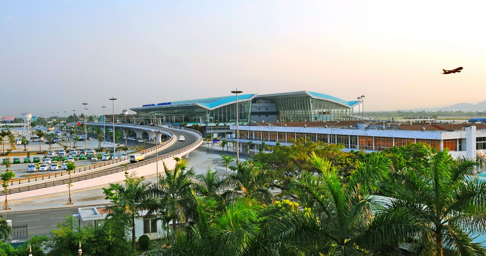 Sân bay quốc tế Đà Nẵng nằm ở Hòa Thuận Tây, Hải Châu, cách trung tâm thành phố Đà Nẵng 3km