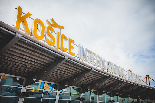 Sân bay quốc tế Kosice Airport nằm ở thành phố Kosice, phía Đông Slovakia