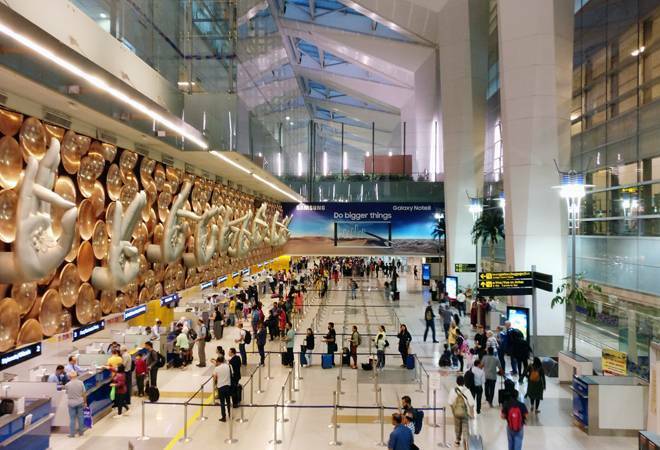 Sân bay nằm cách trung tâm thành phố Delhi khoảng 23km về hướng Tây Nam
