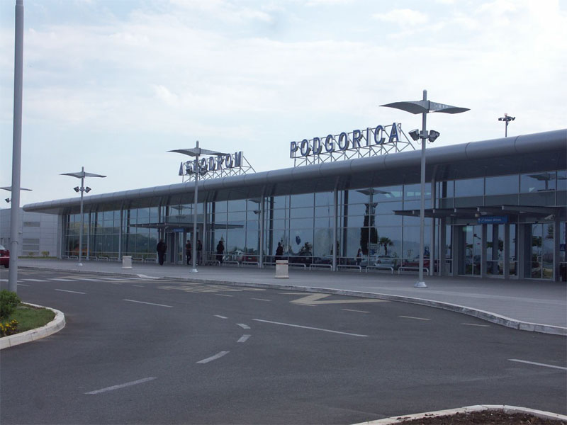Sân bay quốc tế Podgorica là sân bay chính tại Montenegro