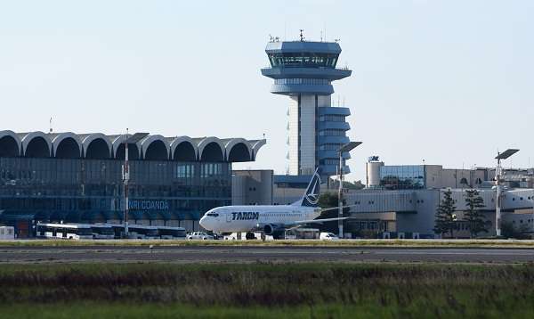 Sân bay quốc tế Henri Coand (nằm ở thủ đô Bucharest) là sân bay bận rộn nhất tại quốc gia này