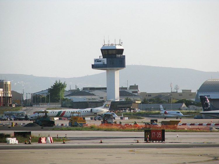 Sân bay Lisbon Portela là sân bay bận rộn nhất và thường xuyên bị quá tải
