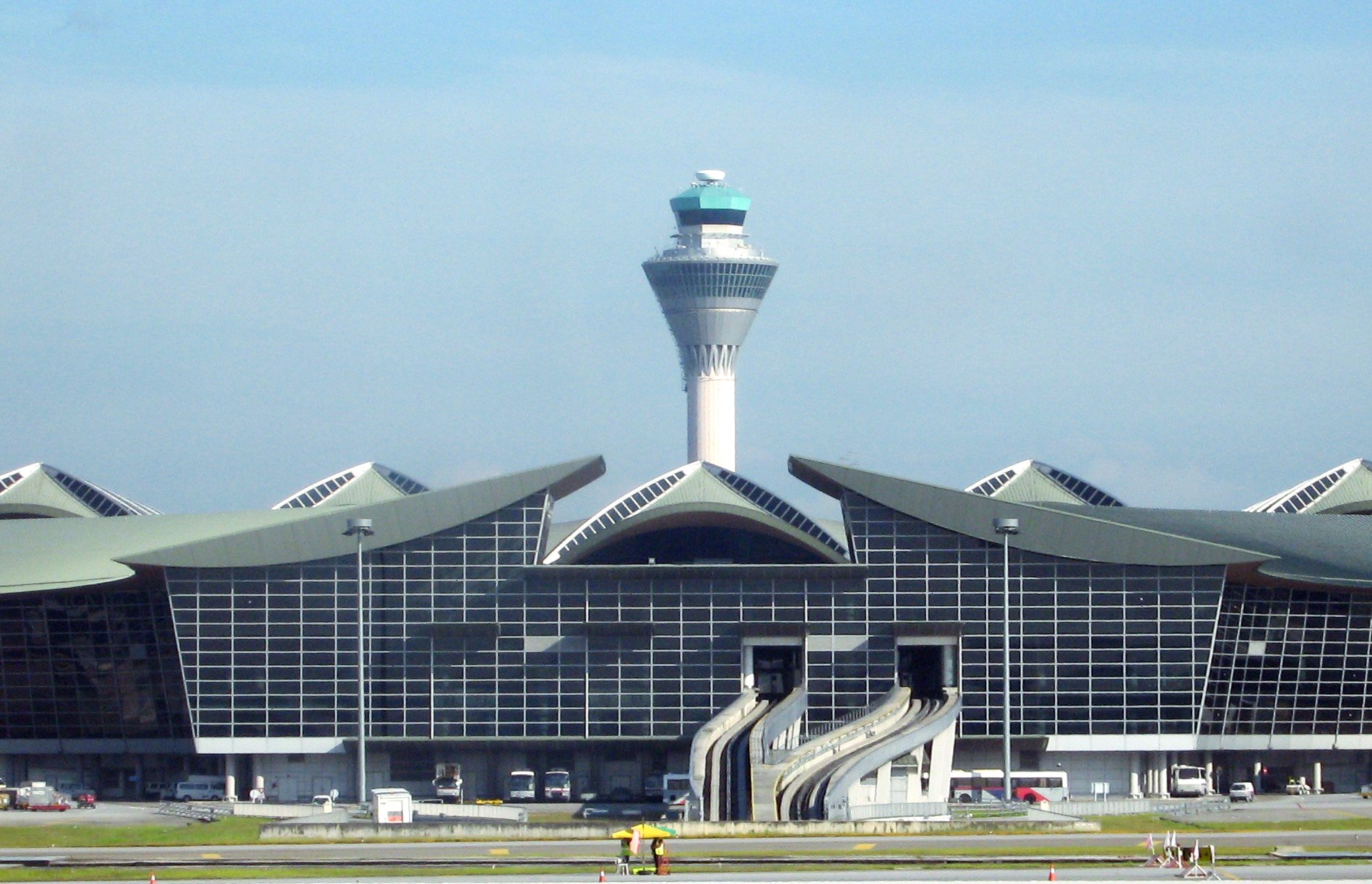 Sân bay quốc tế lớn nhất là Kuala Lumpur (Sepang, bang Selangor) lớn nhất Malaysia